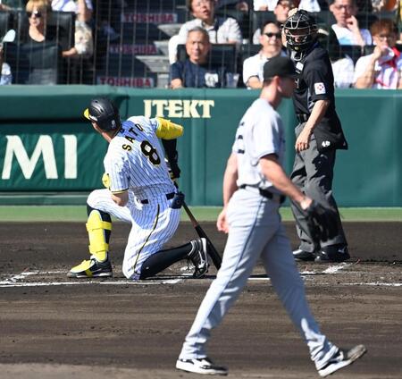 　１回、空振り三振に倒れる佐藤輝（撮影・飯室逸平）