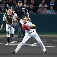 　１回、浅野のバントを処理し、素早く三塁へ送球する