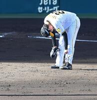 　７回、巨人に先制を許し、うなだれる高橋（撮影・飯室逸平）