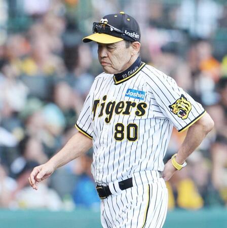 　７回、高橋が坂本に先制適時打を浴び、投手交代を告げた岡田監督