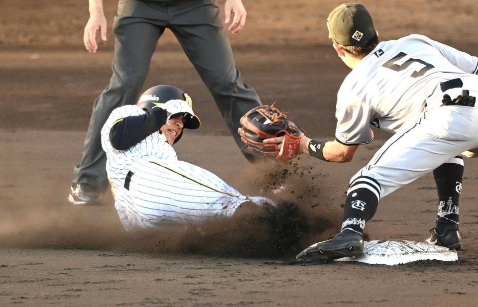 　９回、二盗を決める代走の植田（撮影・飯室逸平）