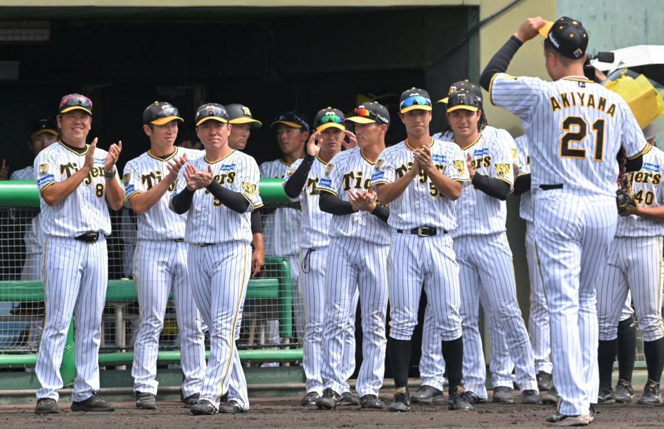 　１回を投げ終えた秋山（２１）を拍手で迎える阪神ナイン（撮影・北村雅宏）