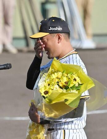 　引退スピーチで目を押さえる（撮影・北村雅宏）