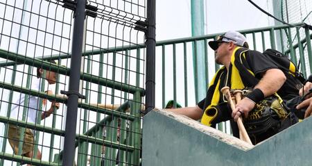 　子どもにバットをあげるノイジー（撮影・中田匡峻）