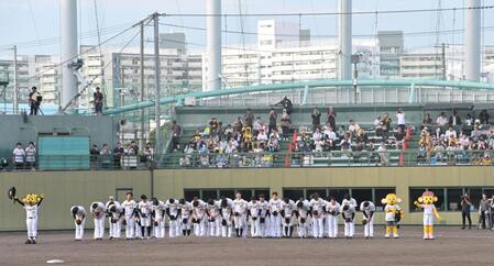 　鳴尾浜球場でのウエスタンリーグ最終戦を終え、バックスクリーンに向かって一礼する阪神ナイン（撮影・立川洋一郎）