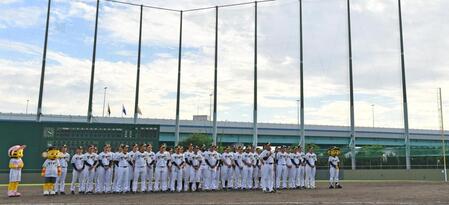 　鳴尾浜での公式戦を終え、和田２軍監督（手前）がスピーチを行う（撮影・中田匡峻）