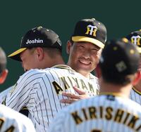 　秋山（左）と抱擁を交わす岩崎（撮影・中田匡峻）