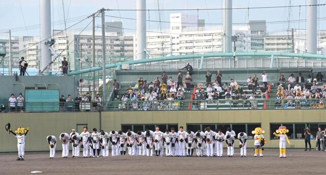 阪神・和田2軍監督が鳴尾浜球場に別れのあいさつ「選手たちはこの球場