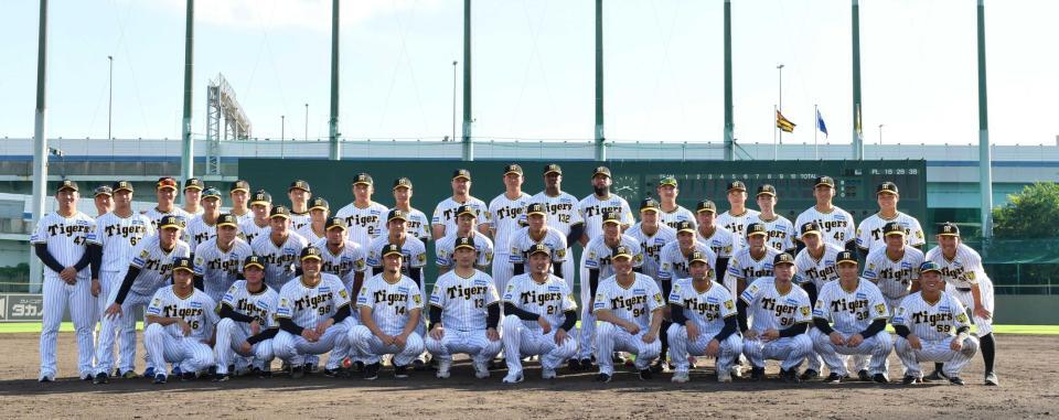 　秋山（前列中央）は引退セレモニーを終え、笑顔でナインと記念撮影をする