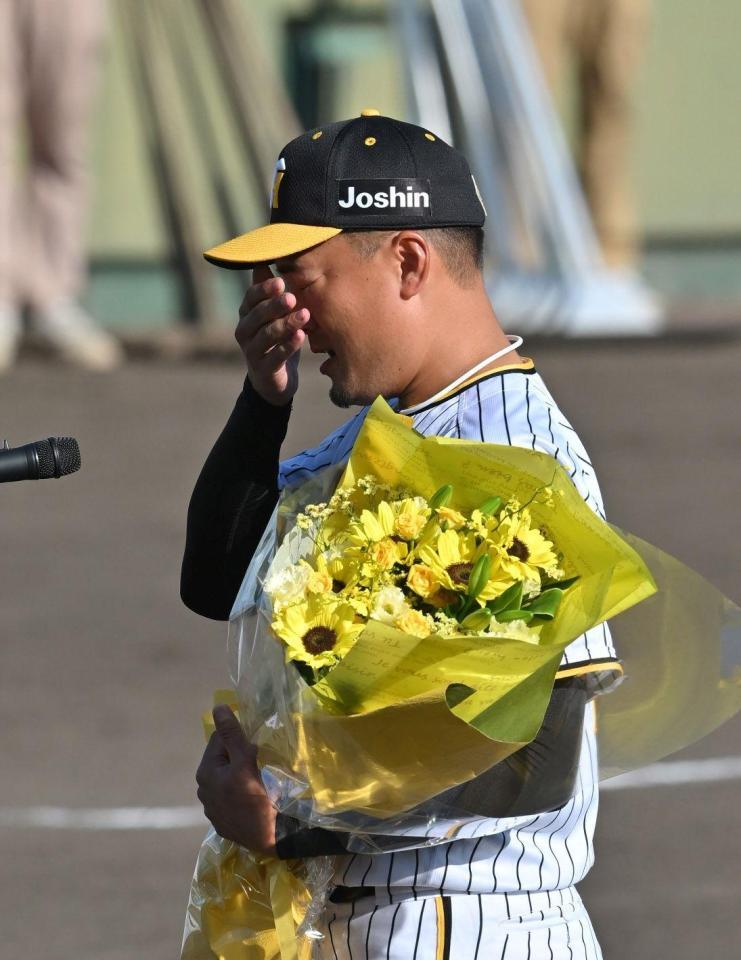 　引退スピーチで目を押さえる秋山（撮影・北村雅宏）