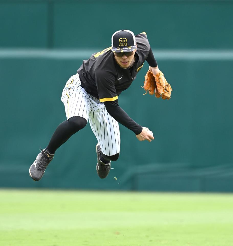 　ライトでフリー打撃の打球を追う佐藤輝（撮影・飯室逸平）