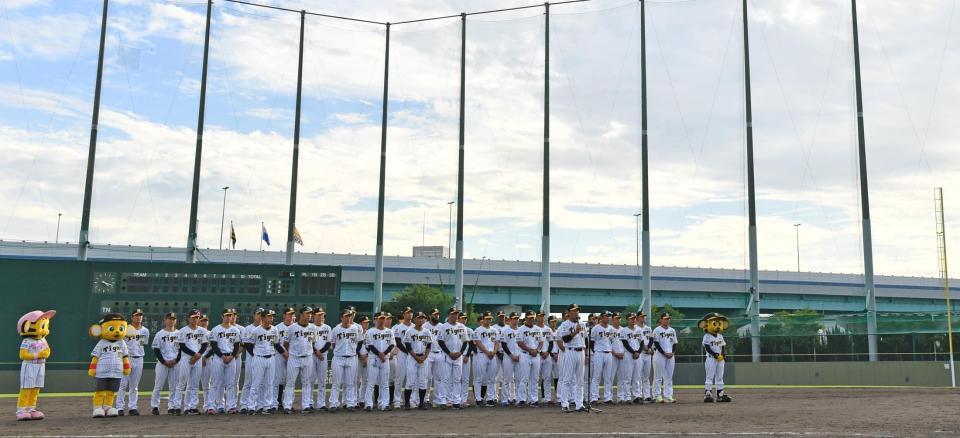 　鳴尾浜での公式戦を終え、和田２軍監督（手前）がスピーチを行う（撮影・中田匡峻）