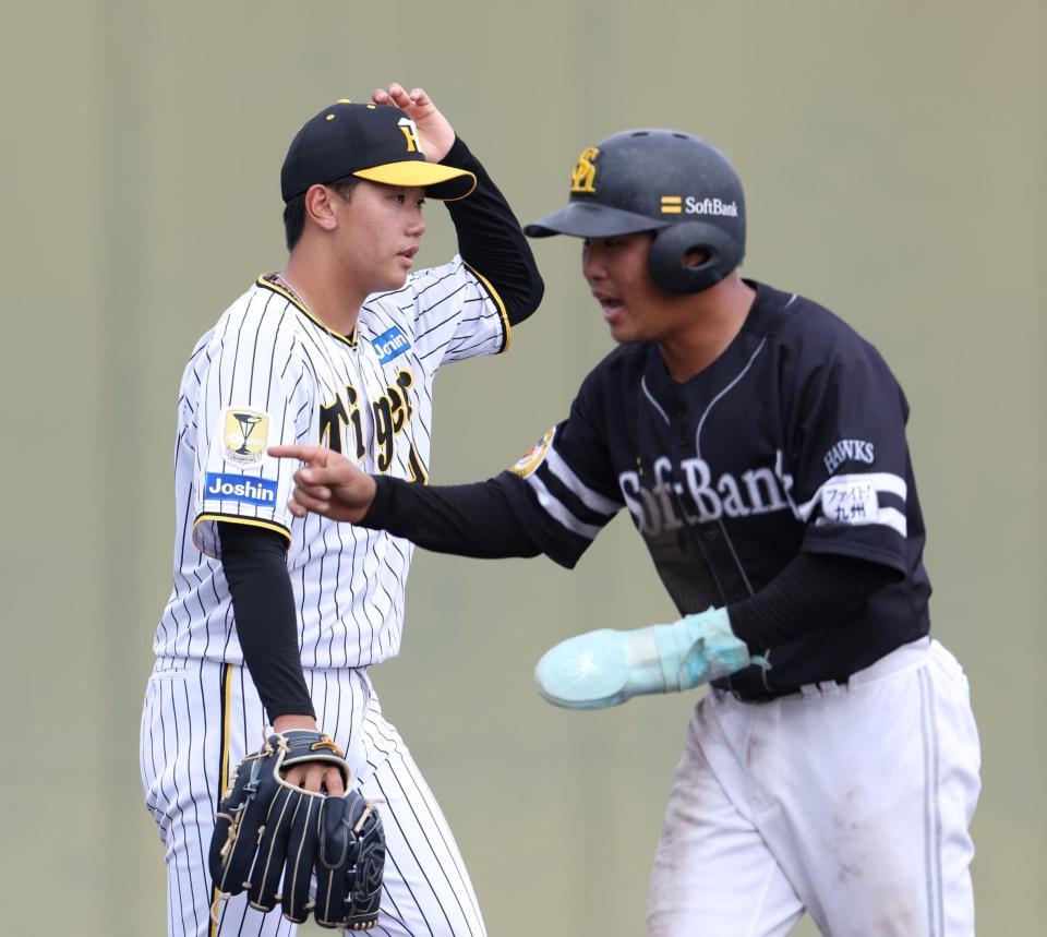 　５回、広瀬の勝ち越し適時打で三走・井上（右）の生還を許した門別（撮影・中田匡峻）