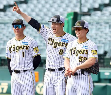 　練習中、明るい表情を見せる（左から）森下、佐藤輝、前川（撮影・山口登）