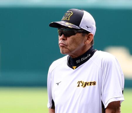 　練習を見守る岡田監督（撮影・山口登）