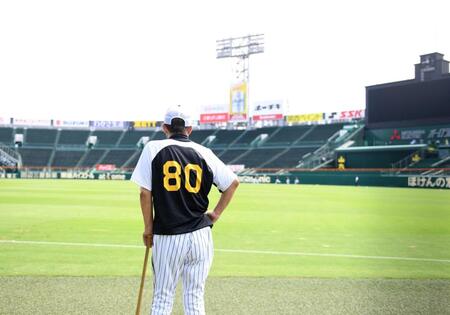　練習を見守る岡田監督（撮影・飯室逸平）