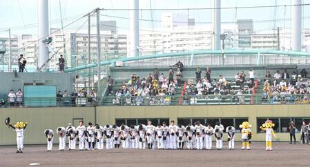 　鳴尾浜球場での最終戦を終え、グラウンドに向かって一礼する阪神ナイン（撮影・立川洋一郎）