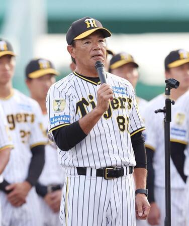 　試合後にスピーチする和田２軍監督（撮影・中田匡峻）