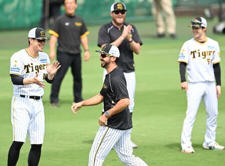 　練習前にナインから誕生日を祝福されるゲラ（右）＝撮影・飯室逸平