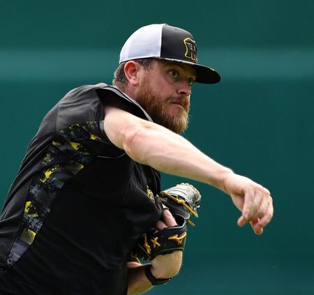 　キャッチボールするビーズリー（撮影・山口登）