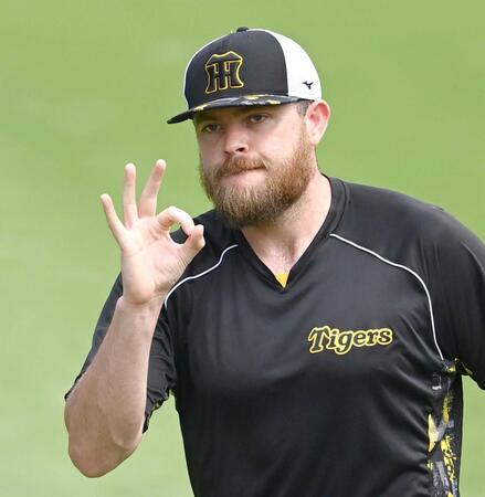 　ＯＫサインを見せるビーズリー（撮影・飯室逸平）