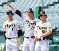 　練習中、明るい表情を見せる（左から）森下、佐藤輝、前川（撮影・山口登）