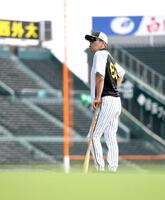 　練習を見守る岡田監督（撮影・飯室逸平）