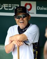 　報道陣の取材に応じる岡田監督（撮影・山口登）