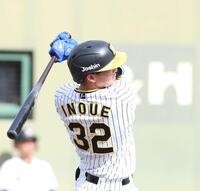 　５回、センターへソロを放つ井上（撮影・中田匡峻）