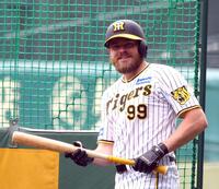 　バント練習をするビーズリー（撮影・山口登）