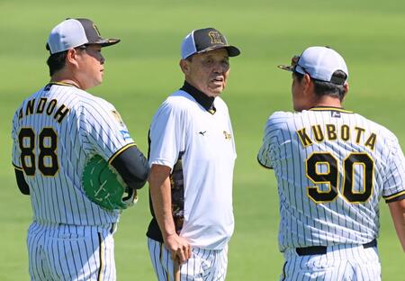 　練習中に安藤コーチ（左）、久保田コーチ（右）と話し込む岡田監督（撮影・立川洋一郎）