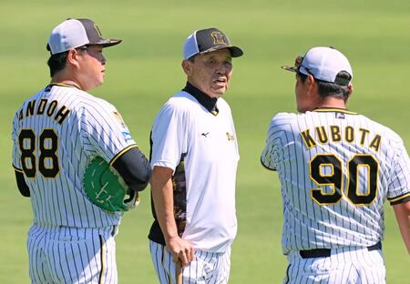 　練習中に安藤（８８）、久保田（９０）コーチと話し込む岡田監督（撮影・立川洋一郎）