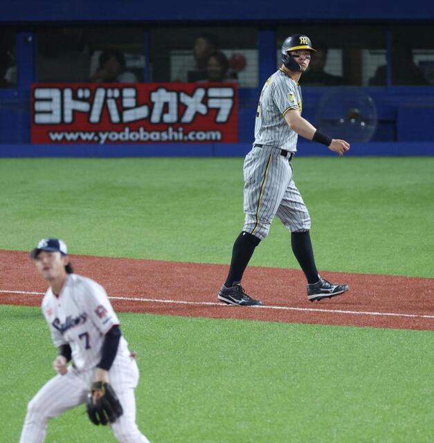 阪神　佐藤輝が二塁打も痛恨の走塁ミス