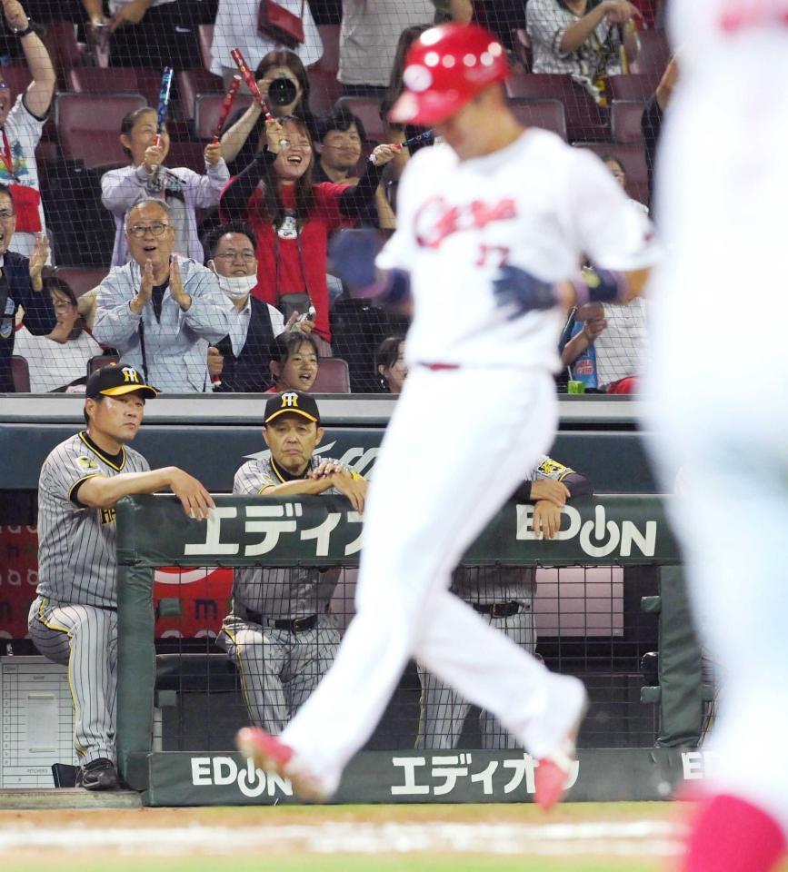 　１２回、サヨナラの本塁を駆け抜ける野間を見つめる岡田監督（撮影・市尻達拡）