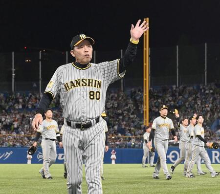 　連覇を逃した岡田監督はファンの声援に手を挙げて応える（撮影・田中太一）