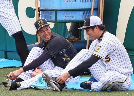 　才木（右）と談笑する青柳（撮影・立川洋一郎）