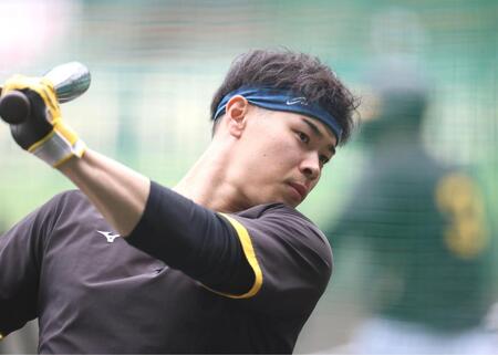 　黙々とバットを振る佐藤輝（撮影・田中太一）