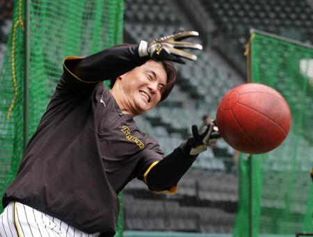 　メディシンボールを使って練習をする前川（撮影・中田匡峻）