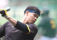 　黙々とバットを振る佐藤輝（撮影・田中太一）