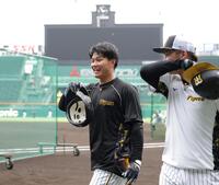 　井上（右）と打撃練習に向かう森下（撮影・中田匡峻）