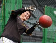 　メディシンボールを使って練習をする前川（撮影・中田匡峻）