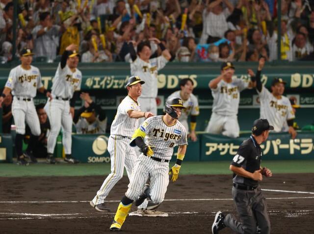 阪神が大逆転で２位決定！佐藤輝三塁打