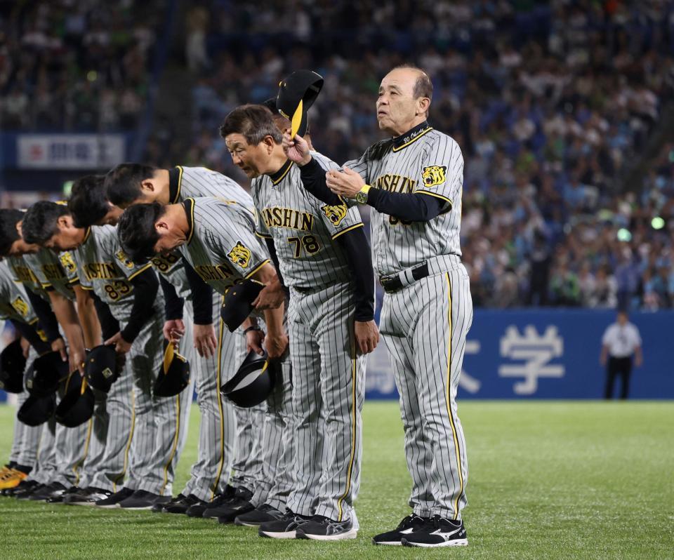 　連覇を逃した岡田監督はスタンドのファンにあいさつする（撮影・田中太一）