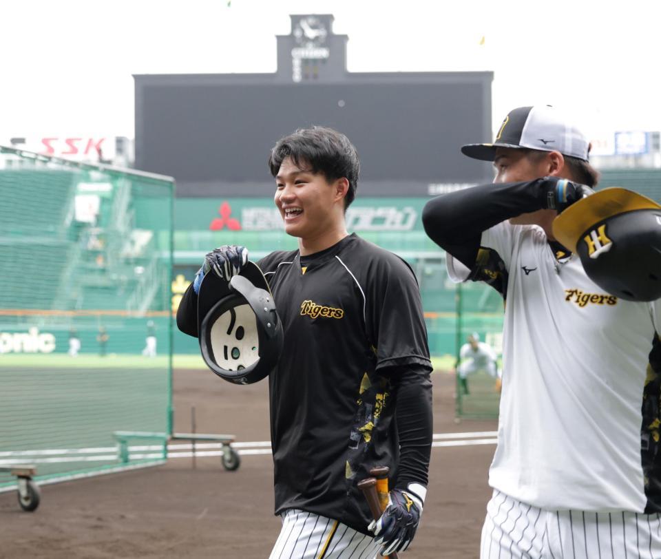 　井上（右）と打撃練習に向かう森下（撮影・中田匡峻）