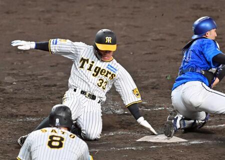 　７回、大山の適時打で生還する糸原（撮影・立川洋一郎）