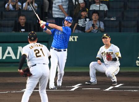 　ファイナルピッチセレモニーで筒香から空振りを奪う秋山（捕手・原口）＝撮影・飯室逸平