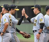 　ファーム最終戦に勝利し、小幡（左）を迎える和田２軍監督（撮影・伊藤笙子）