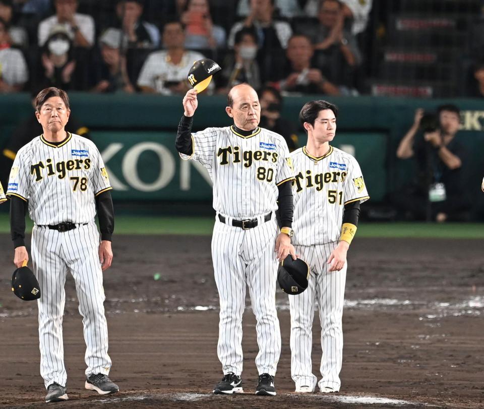 　聖地最終戦を終え、ファンにあいさつする岡田監督ら（撮影・飯室逸平）