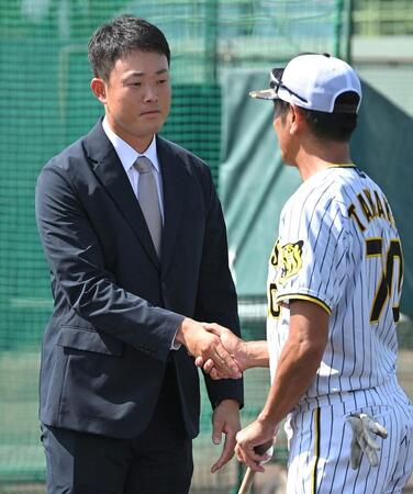 　田中コーチと握手を交わす高浜（左）＝撮影・北村雅宏