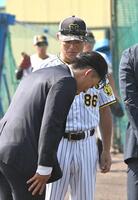 　和田２軍監督にあいさつする片山（手前）＝撮影・北村雅宏